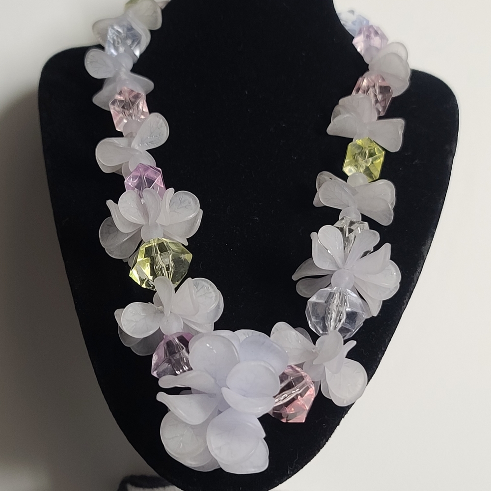 Vintage  Dainty flower design necklace